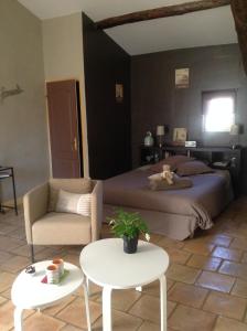 B&B / Chambre d'hôtes La demeure 2 Rue du Fosse Meyrol 13430 Eyguières Provence-Alpes-Côte d\'Azur