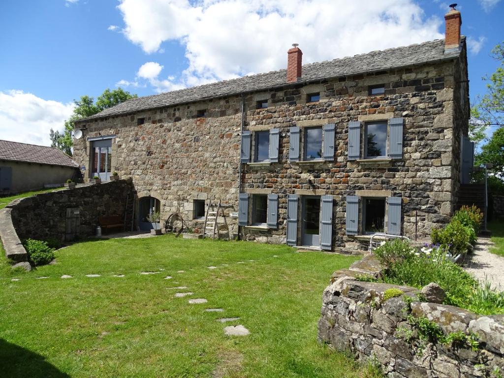 B&B / Chambre d'hôtes La Ferme de Madelonnet 985, route de la Pierre Plantée Lieu dit Madelonnet 43200 Saint-Jeures