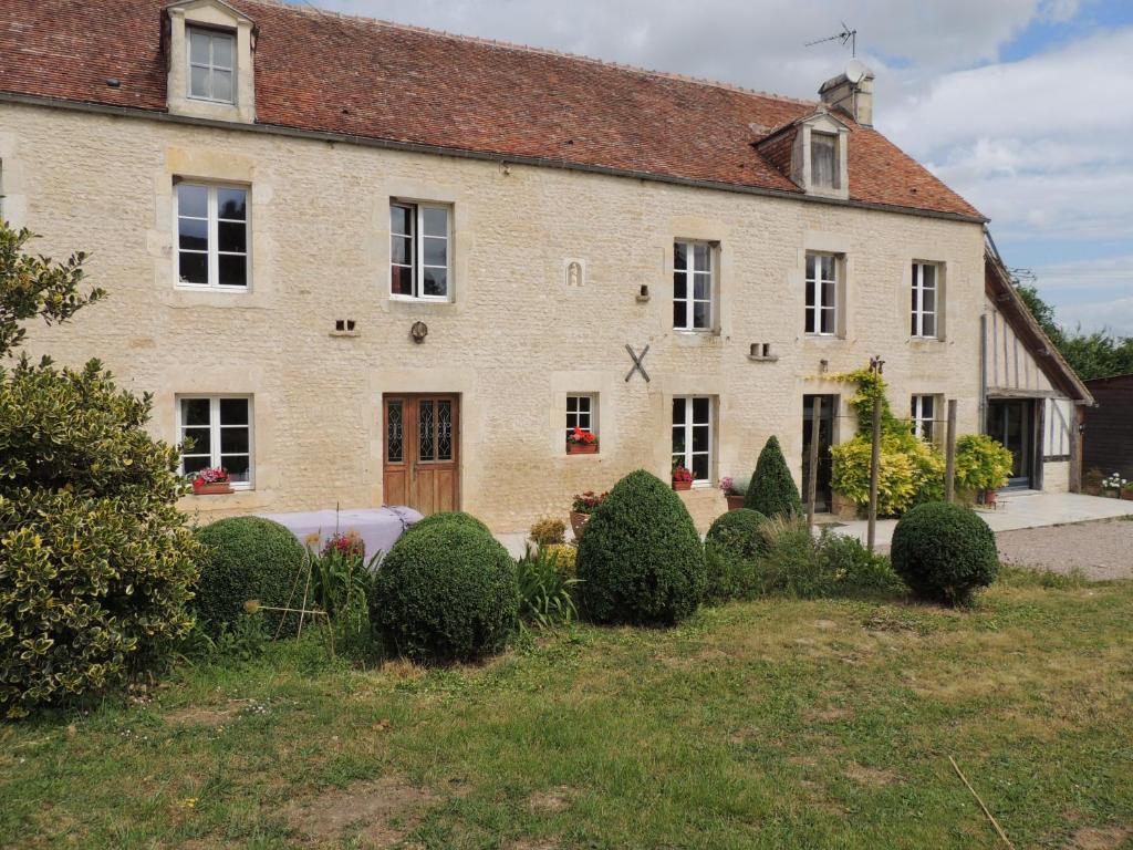 B&B / Chambre d'hôtes La Ferme du Bourg 4 Les Courtillages Route de la vallée 14700 Éraines