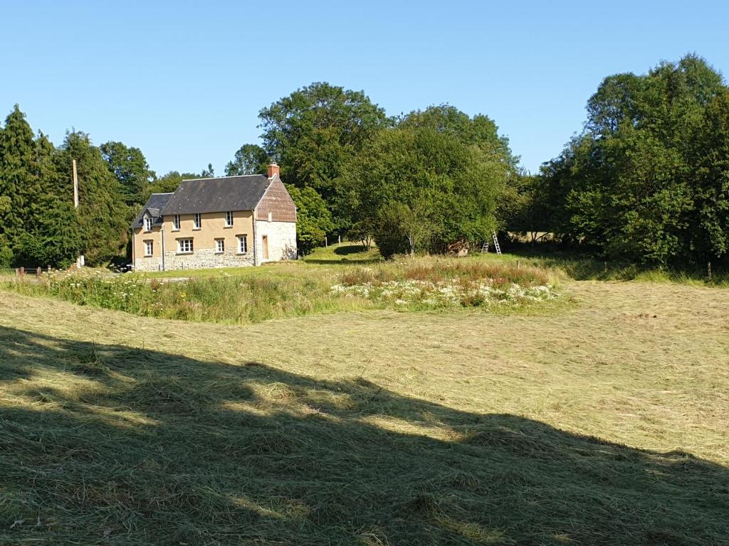 B&B / Chambre d'hôtes La fermette - chambres d'hôtes dans environnement calme et arboré La Fosse 50810 Saint-Jean-des-Baisants