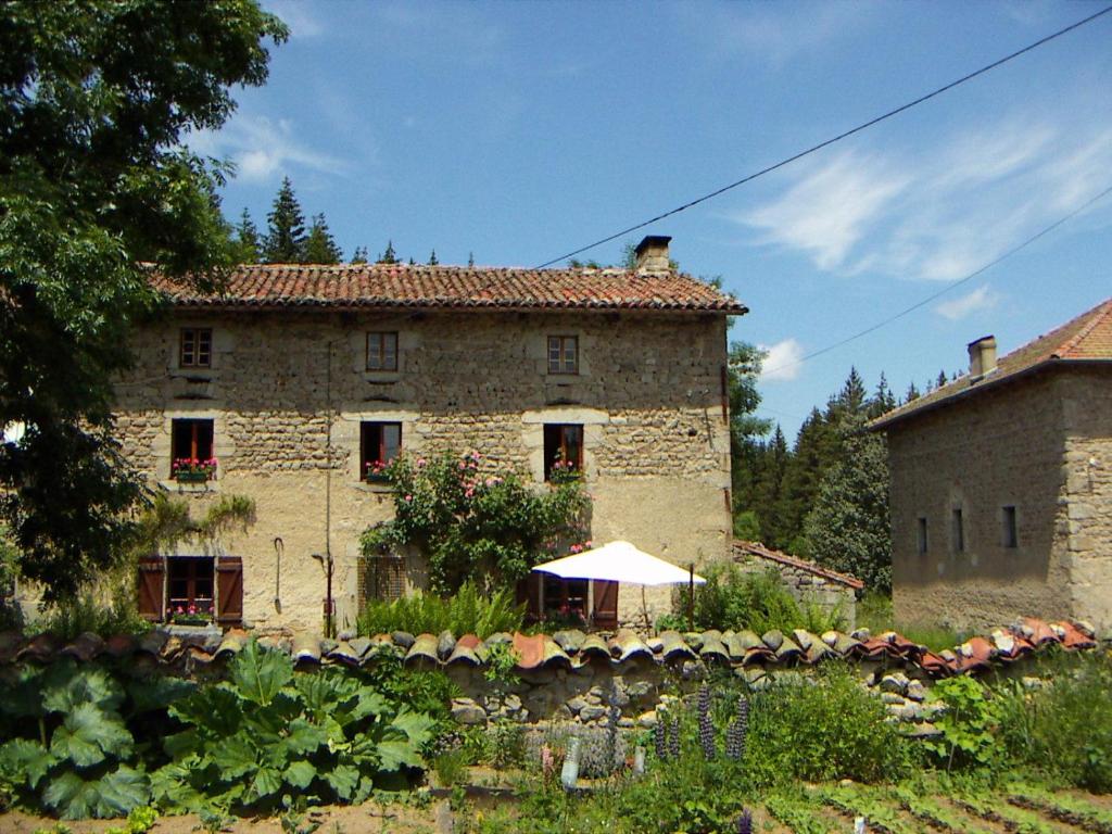 B&B / Chambre d'hôtes La Fontaine des Thiolles Les Thiolles 63630 Saint-Germain-lʼHerm