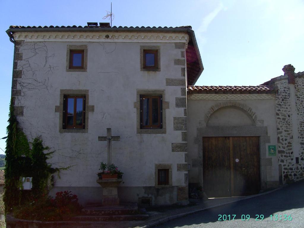 B&B / Chambre d'hôtes La Fontaine le bourg 42990 Saint-Georges-en-Couzan