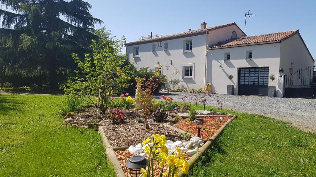 B&B / Chambre d'hôtes La Grange d'Hélène 45 Rue Hélène Boucher 49300 Cholet