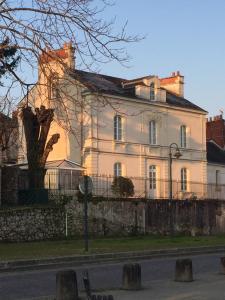 B&B / Chambre d'hôtes La Houache Chambres d'Hôtes 4 Place du Commandant l'Herminier 44640 Le Pellerin Pays de la Loire