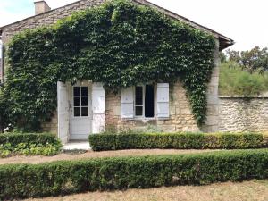 B&B / Chambre d'hôtes La laiterie du Logis Logis de La Baine, 44 B RUE ABBE VIEUILLE 17610 Chaniers -1