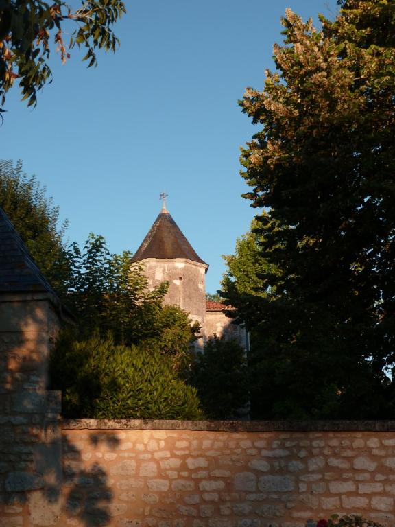 B&B / Chambre d'hôtes La laiterie du Logis Logis de La Baine, 44 B RUE ABBE VIEUILLE 17610 Chaniers