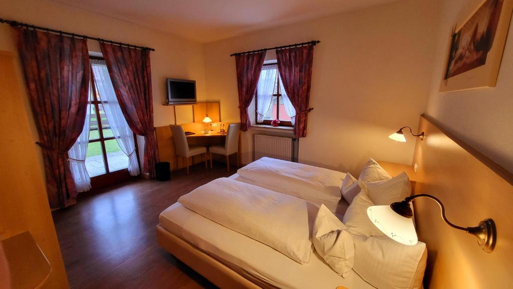 B&B / Chambre d'hôtes La Locanda Ristorante Pizzeria Garni 6 Hauptstraße 82441 Ohlstadt
