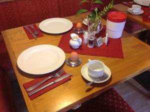 B&B / Chambre d'hôtes La Locanda Ristorante Pizzeria Garni 6 Hauptstraße 82441 Ohlstadt Bavière