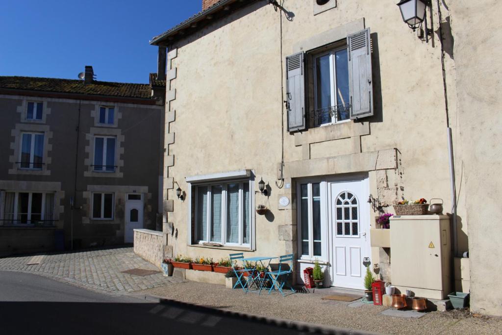 La Maison au Coin 5 Route du Viaduc, 86150 Le Vigeant