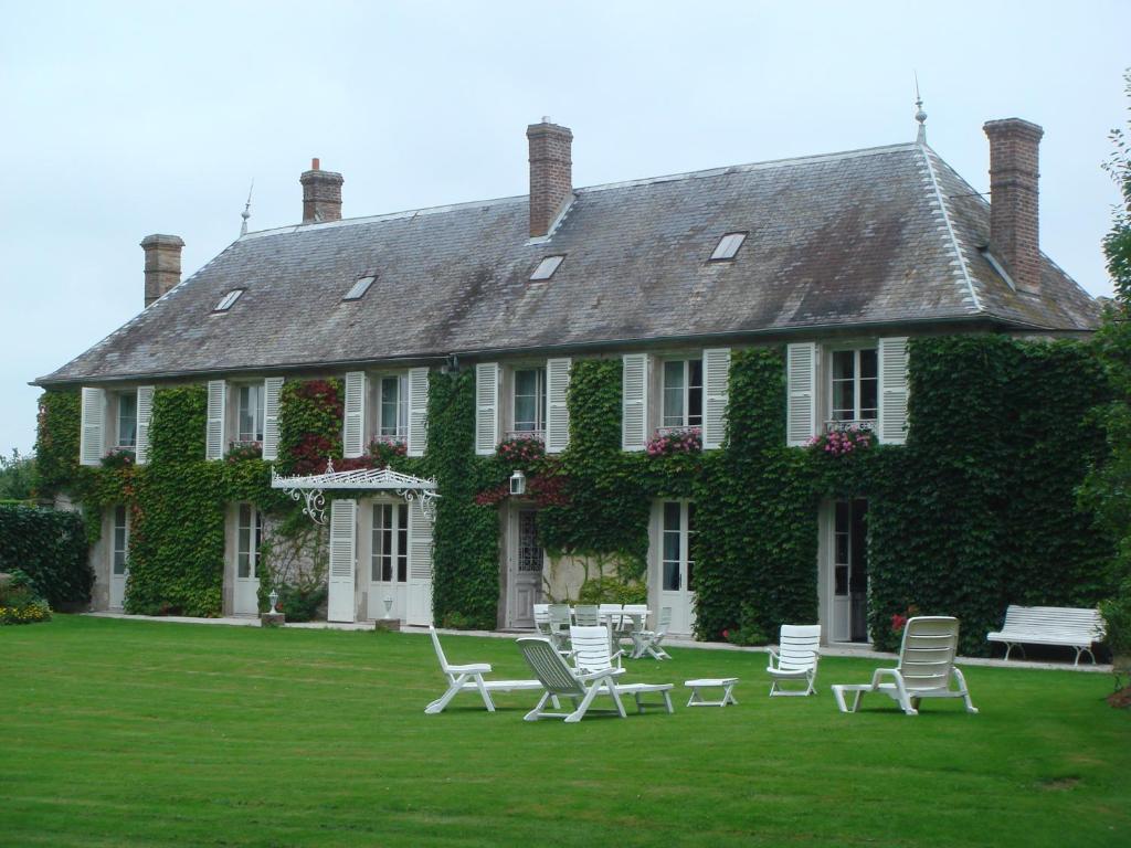 B&B / Chambre d'hôtes La Maison Blanche 79 rue des Marronniers - Villers les potees 60620 Cuvergnon