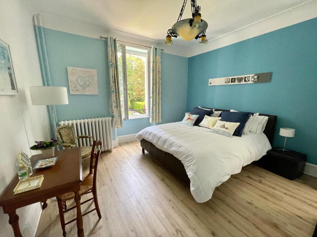 B&B / Chambre d'hôtes La Maison Bleue « La Charade » 1 Rue Bel-air 88150 Thaon-les-Vosges