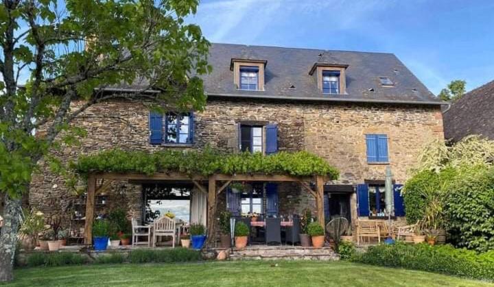 B&B / Chambre d'hôtes La Maison Bleue LAVIALLE 19350 Juillac