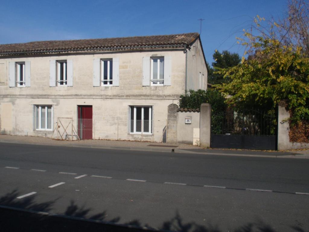 B&B / Chambre d'hôtes La Maison d'Alienor 18 rue de la Republique 18 rue de la Republique 33230 Saint-Médard-de-Guizières