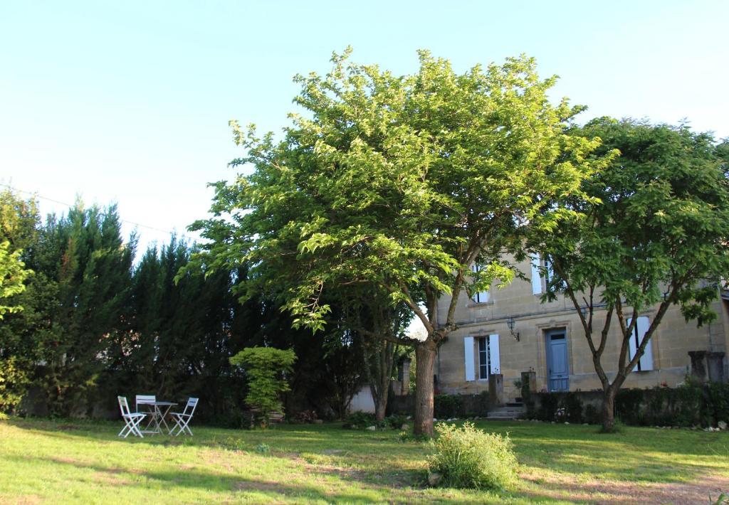 B&B / Chambre d'hôtes La Maison De... 2 lieu-dit Robin 33420 Espiet