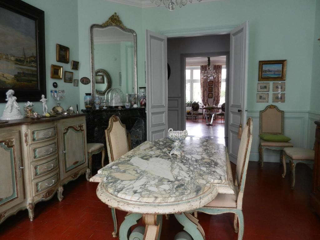 B&B / Chambre d'hôtes La Maison de l'Ambassadeur 40 rue du faubourg d'aunis 17400 Saint-Jean-dʼAngély