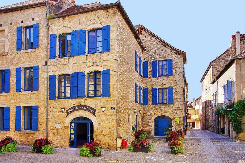 B&B / Chambre d'hôtes La Maison des Pélerins Villeneuve Place de l'Eglise 12260 Villeneuve-dʼAveyron