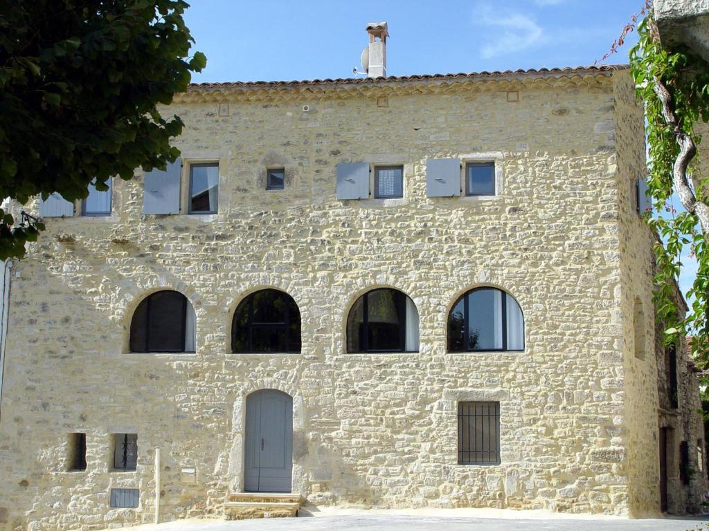 La Maison des Vendangeurs - TABLE D'HÔTES le soir du jeudi au lundi - Jacuzzi - Balnéo SPA - ACCES Piscine UNIQUEMENT pour chambre Graffiti et chambre La Tour ce sont les chambres avec baignoires balnéothérapie intérieures 149 RUE DE L'ÉGLISE, 30360 Martignargues