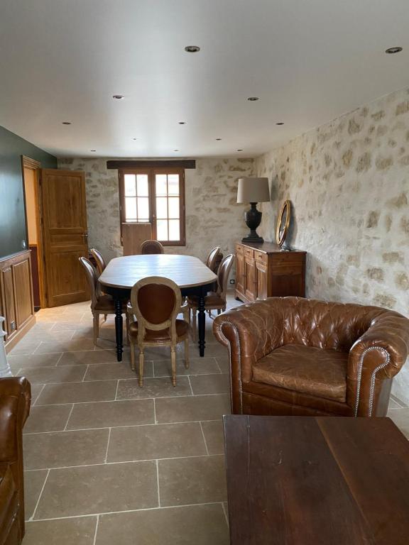 B&B / Chambre d'hôtes La Maison du Caillou 5003F Route de Paris 60520 Pontarmé