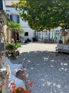 La maison du grand rocher