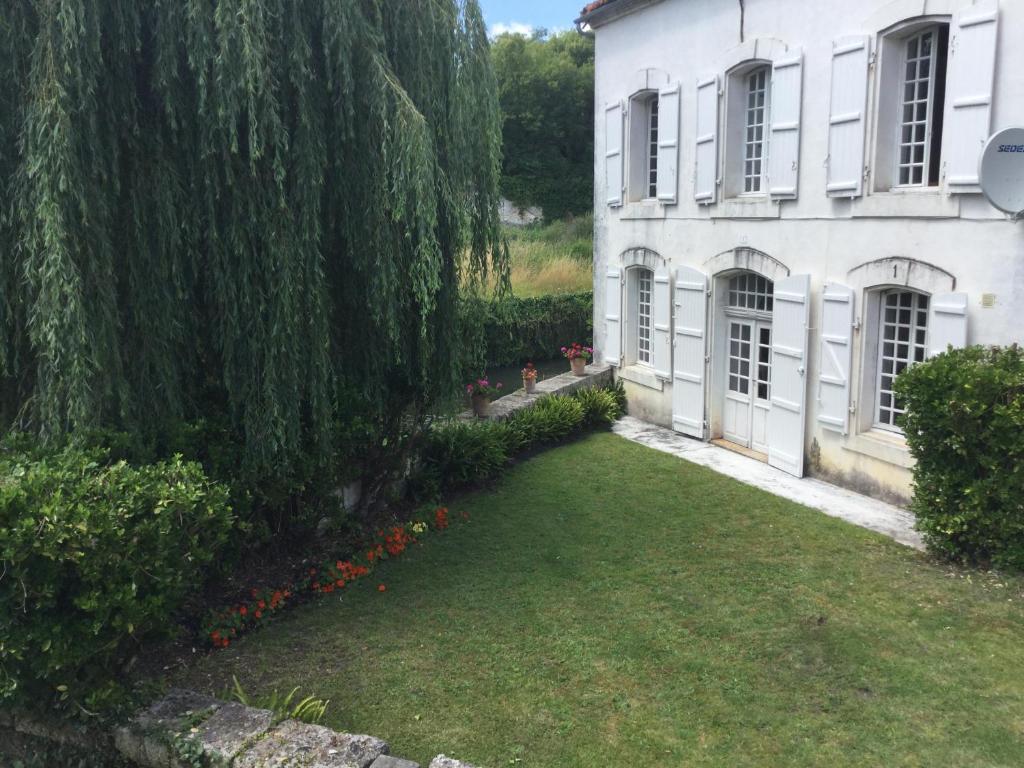 B&B / Chambre d'hôtes La Maison Du Pont 1 Route de Périgueux 24340 La Rochebeaucourt-et-Argentine