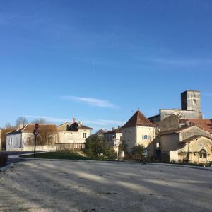 B&B / Chambre d'hôtes La Maison Du Pont 1 Route de Périgueux 24340 La Rochebeaucourt-et-Argentine -1