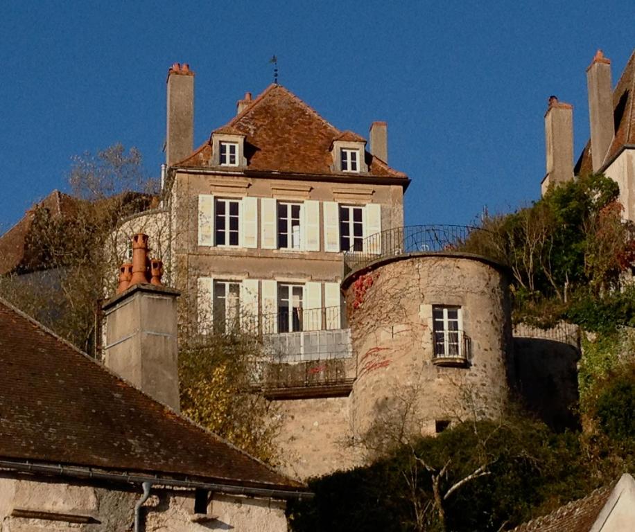 B&B / Chambre d'hôtes La Maison Févret 9 bis rue Févret 21140 Semur-en-Auxois