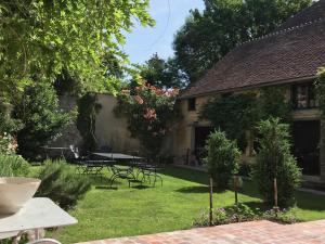 B&B / Chambre d'hôtes La maison Jeanne d'Arc 9, rue de l'Eglise 89170 Saint-Fargeau Bourgogne