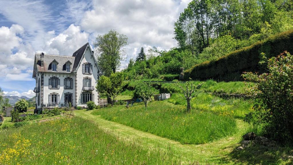 B&B / Chambre d'hôtes La Maison Normande Le Bourg 15590 Saint-Cirgues-de-Jordanne