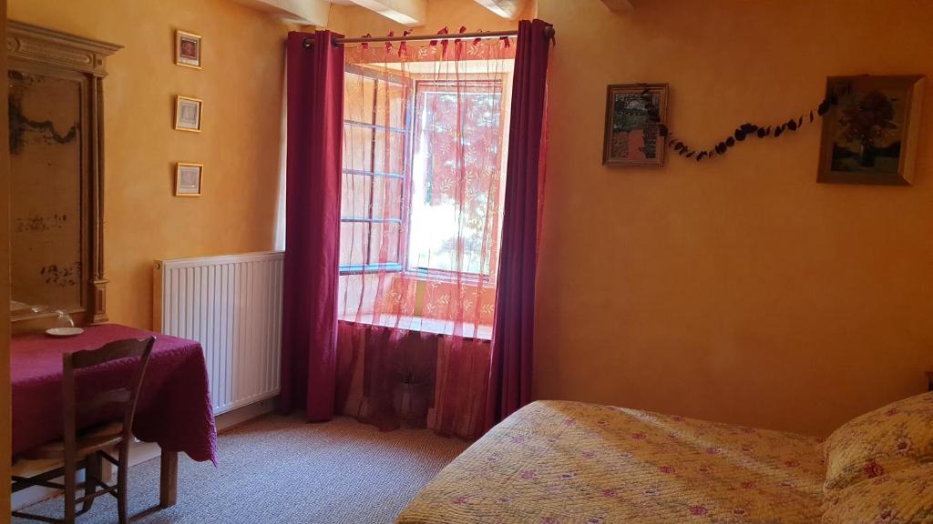 La Maison prés du ruisseau Chambre jaune Linliere, 79160 Fenioux