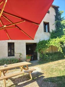 B&B / Chambre d'hôtes la maison sous le château 46 rue du village 09300 Montségur Midi-Pyrénées