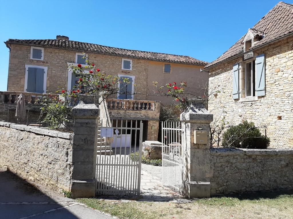 B&B / Chambre d'hôtes La P'tite Place Place de l'Olme (Le Bourg) 46250 Les Arques