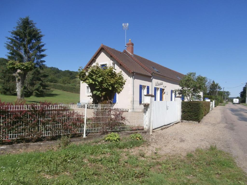 B&B / Chambre d'hôtes La Parisienne des Amognes 140 Route de St Jean - Lieu dit Noïlle 58130 Montigny-aux-Amognes