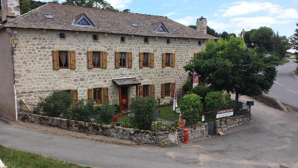 La Pierre Trouée Chambre d'Hôtes La Pierre Trouée Lieu dit l'Habitarelle RN 88, 48170 Châteauneuf-de-Randon