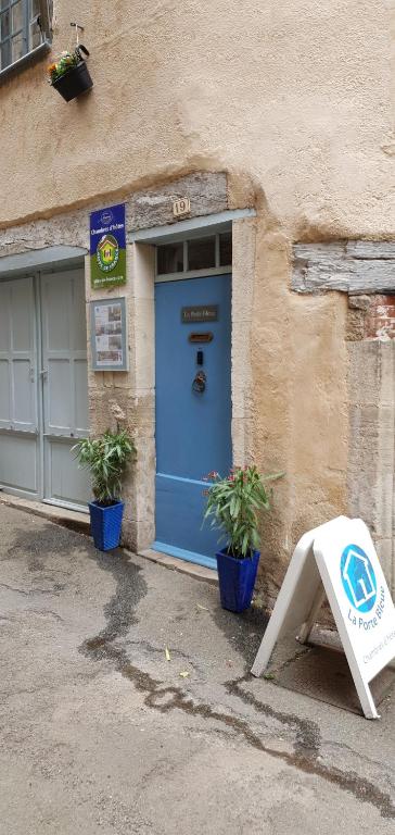 B&B / Chambre d'hôtes La Porte Bleue 19 Rue Droite, St Antonin Noble Val, Tarn-Et-Garonne, Midi Pyrenees 82140 Saint-Antonin