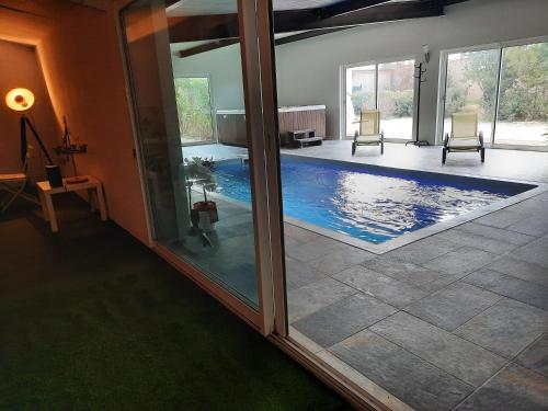 La ptite adresse Love Room Vaucluse Piscine Intérieure chauffé Privée & Spa Privée Parking Gratuit