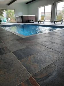 La ptite adresse Love Room Vaucluse Piscine Intérieure chauffé Privée & Spa Privée Parking Gratuit