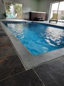 La ptite adresse Love Room Vaucluse Piscine Intérieure chauffé Privée & Spa Privée Parking Gratuit