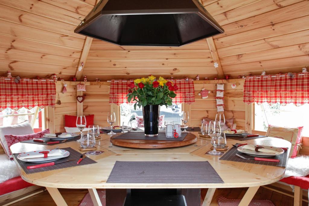B&B / Chambre d'hôtes La Roche Bleue Veyrin 95 Montée Des Lauzes 01300 Saint-Bois