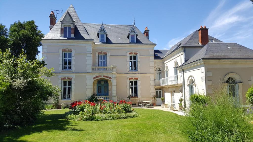 B&B / Chambre d'hôtes La Roseraie 78, rue Armand Caillard 86170 Neuville-de-Poitou