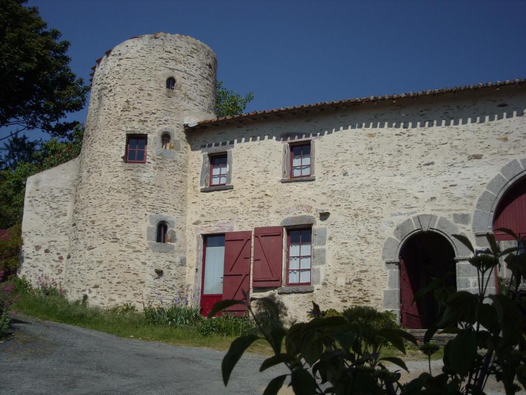 B&B / Chambre d'hôtes La Tour des Laudes 14 rue de la Tour 85120 Breuil-Barret