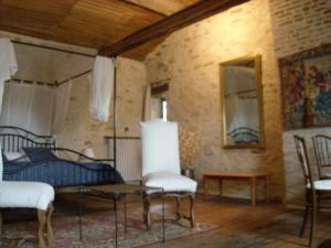 B&B / Chambre d'hôtes La Tour des Laudes 14 rue de la Tour 85120 Breuil-Barret Pays de la Loire