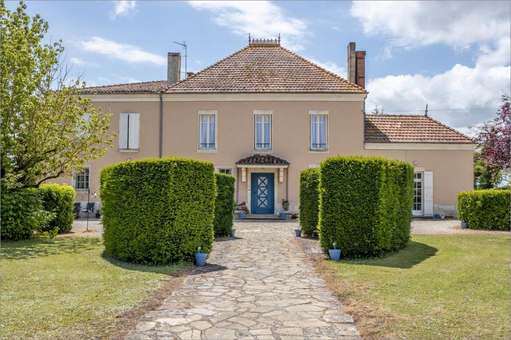 B&B / Chambre d'hôtes La Vieille Distillerie 31 Rue de Saint-Jean d'Angély 17160 Matha