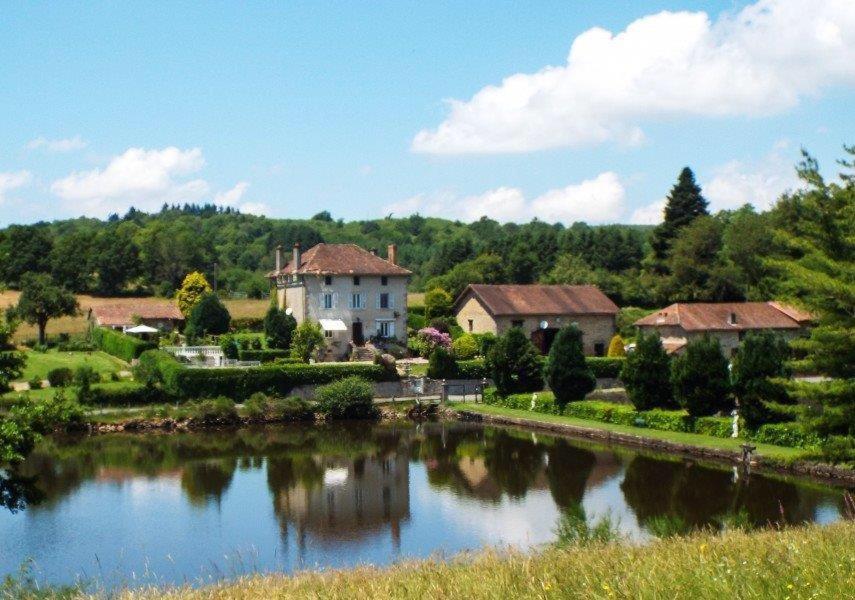 B&B / Chambre d'hôtes La Vieille Maison D'Aurin Aurin 2 Etang des Cygnes 87230 Bussière-Galant