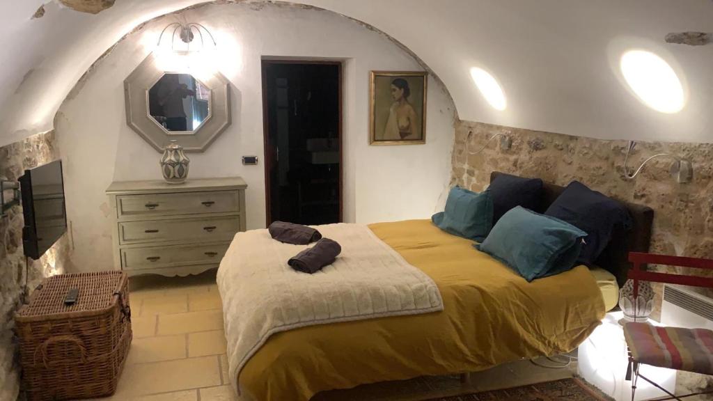 B&B / Chambre d'hôtes la villageoise, chambre troglodyte pitoresque au cœur du village La Villageoise Rue des Pénitents 9 13840 Rognes