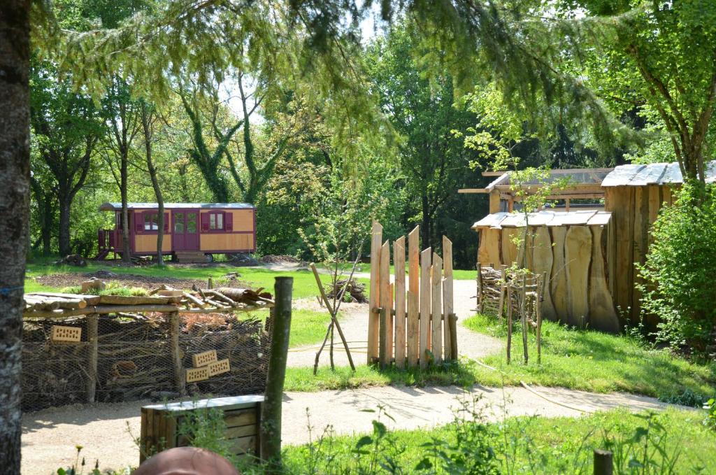 B&B / Chambre d'hôtes Le camp du fauconnier Charin 85700 La Pommeraie-sur-Sèvre