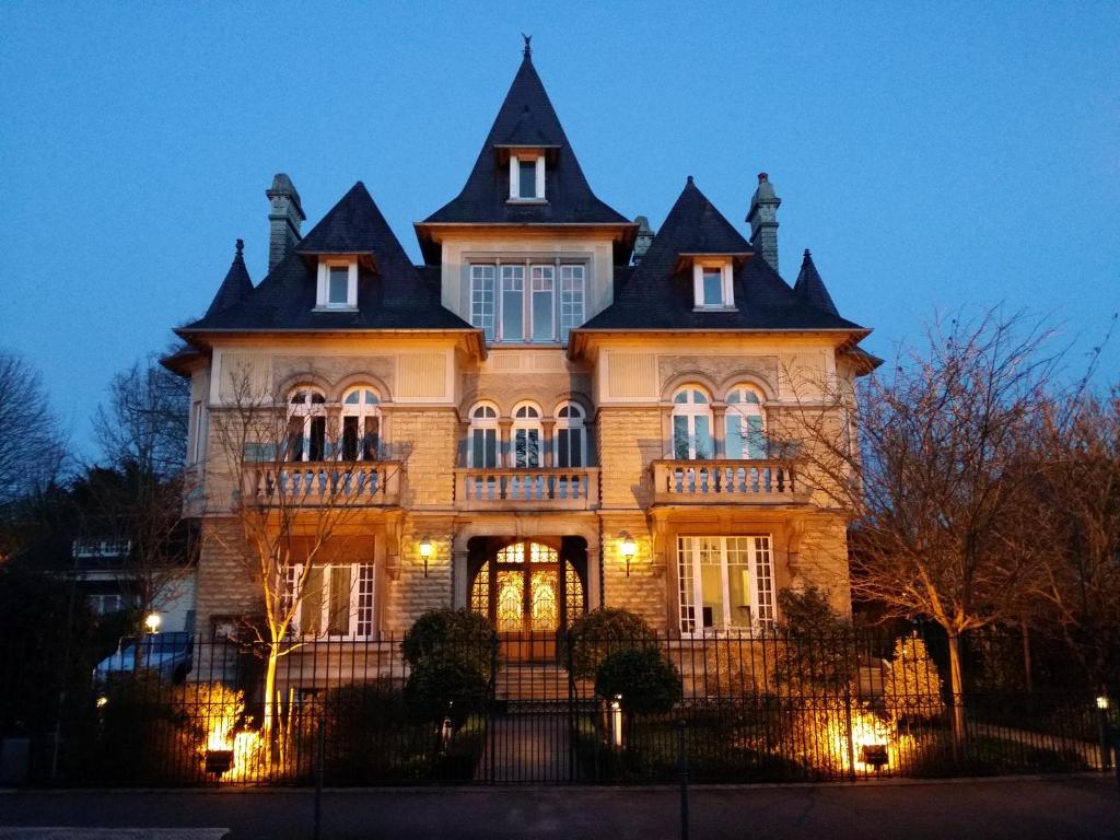 Le Castel Guesthouse 1 Boulevard Sadi Carnot, 14400 Bayeux
