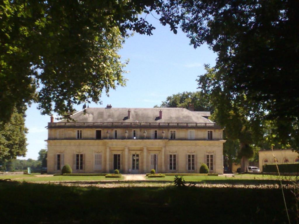 B&B / Chambre d'hôtes Le Château de BRESSEY & son Orangerie Château de Bressey 2, rue du Château 21560 Bressey-sur-Tille