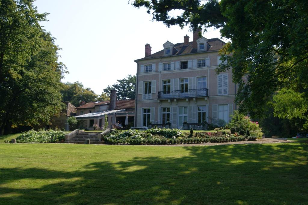 B&B / Chambre d'hôtes Le Chateau De La Vierge 144 Route De Chartres 91440 Bures-sur-Yvette