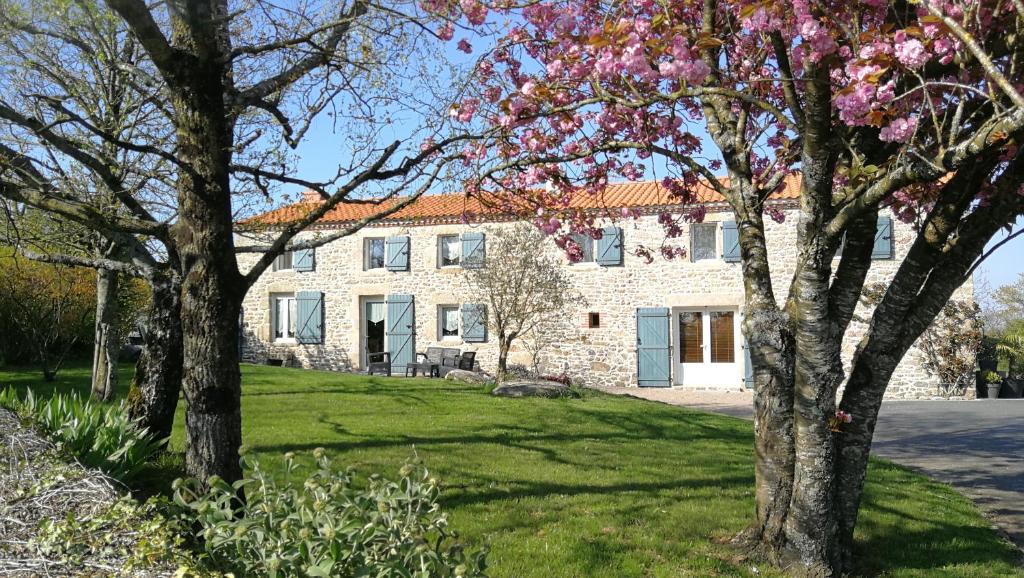 B&B / Chambre d'hôtes Le Chiron de la Roche Route de Saint Malo du bois 85130 La Verrie