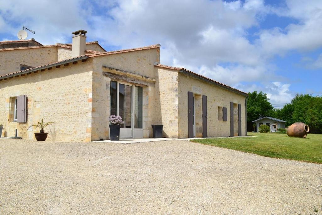 B&B / Chambre d'hôtes Le Clos du Charpentier 2 Rue des Courly 16430 Balzac